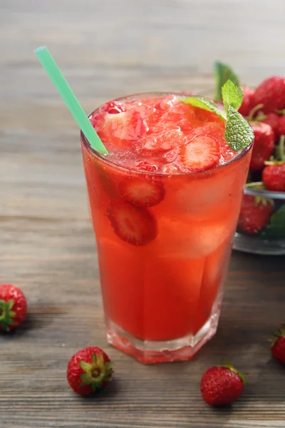 Occhiali di succo di fragola con bacche sul tavolo da vicino — Foto Stock