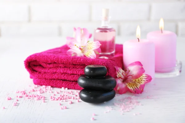 Beautiful composition of spa treatment on white wooden table — Stock Photo, Image