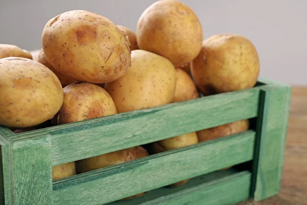 Batatas jovens em caixa de perto — Fotografia de Stock