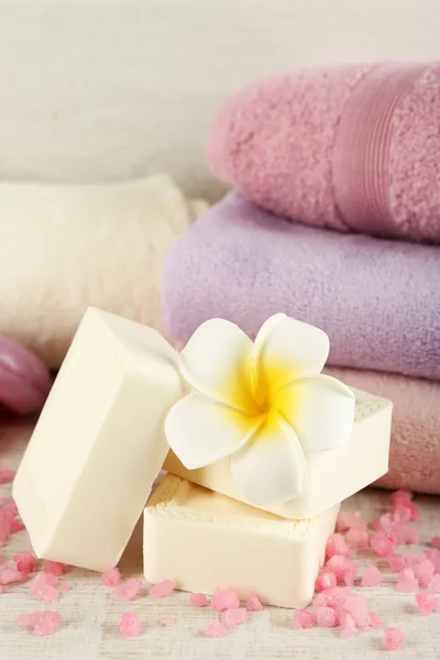 Kalıp doğal sabun ve renkli havlu — Stok fotoğraf