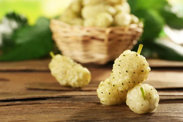 Fresh mulberry in wicker basket on wooden table, closeup — Stock Photo, Image