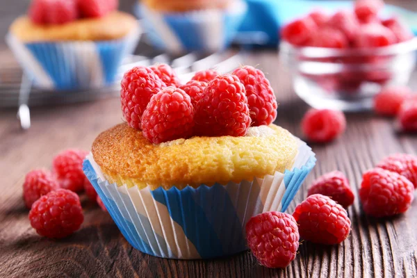 Heerlijke cupcake met bessen op tafel close-up — Stockfoto