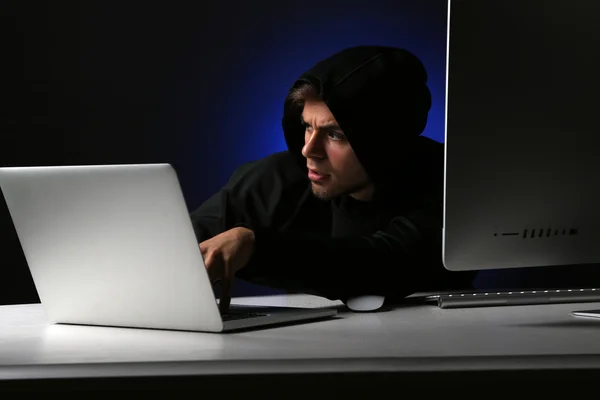 Hacker anonimo con computer — Foto Stock