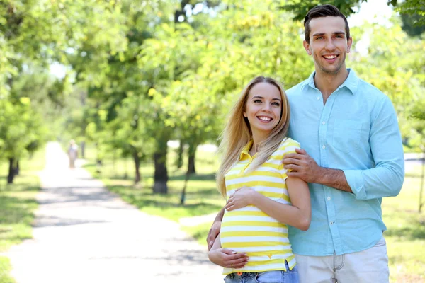 Mujer embarazada joven con marido — Foto de Stock