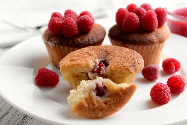 Läckra muffins med bär på plattan på nära håll — Stockfoto