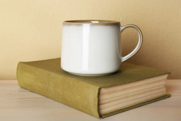 Kopje thee met boek — Stockfoto