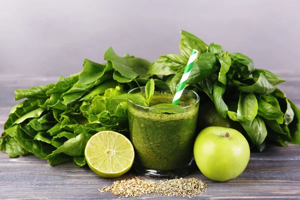 Groene gezond vruchtensap met groenten en kruiden — Stockfoto