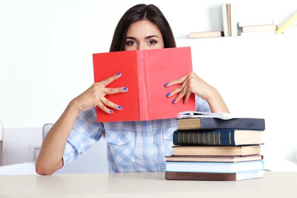 Ung flicka läser bok — Stockfoto