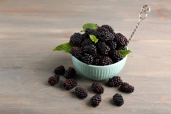 Montón de moras dulces con menta —  Fotos de Stock