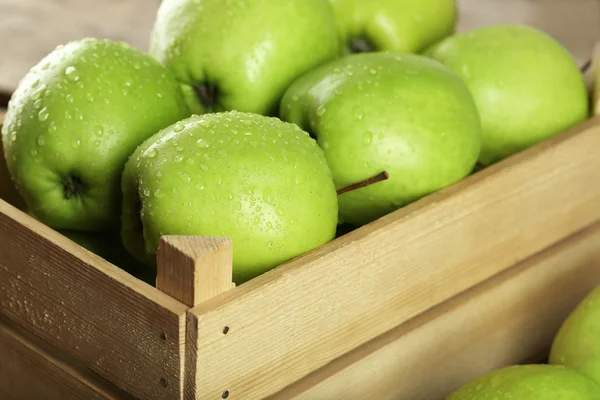 익은 녹색 사과 상자를 닫습니다. — 스톡 사진