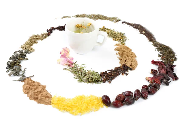 Tasse Kräutertee mit verschiedenen Arten von getrockneten Kräutern isoliert auf weiß — Stockfoto