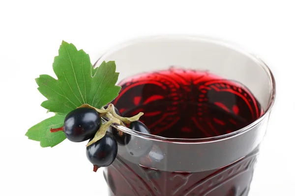 Bardak taze blackcurrant suyu açık renkli yeşil yaprağı ile — Stok fotoğraf