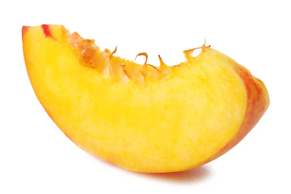 Stuk van perzik geïsoleerd op wit — Stockfoto