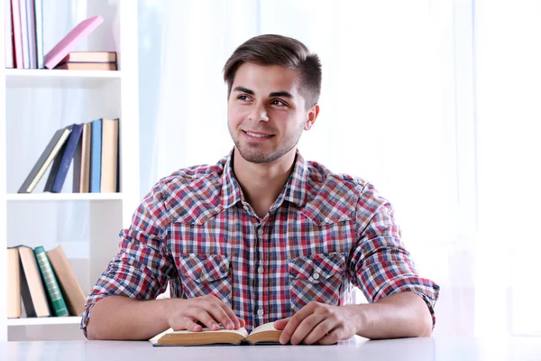 Joven leyendo libro —  Fotos de Stock