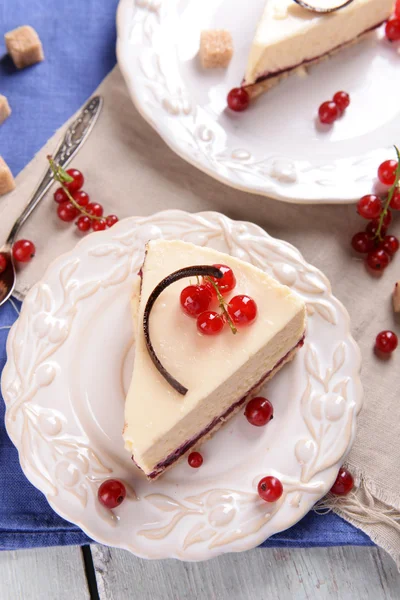 Smakelijke cheesecake met bessen op tafel close-up — Stockfoto