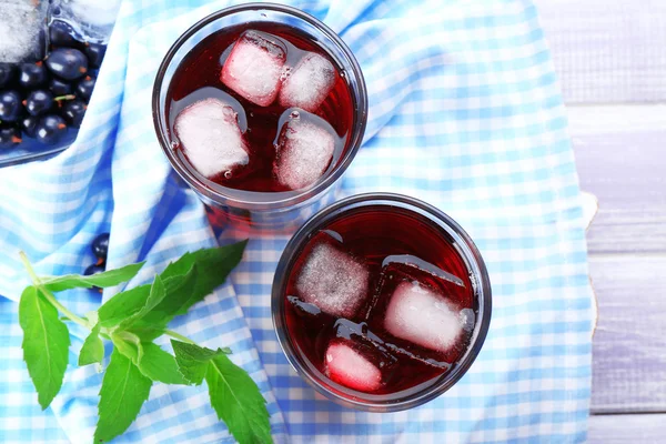 Glasses of fresh blackcurrant juice with ice cubes — Stock Photo, Image