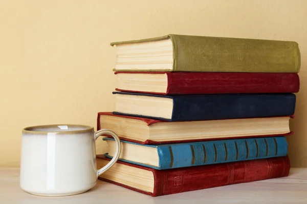 Xícara de chá com pilha de livros — Fotografia de Stock