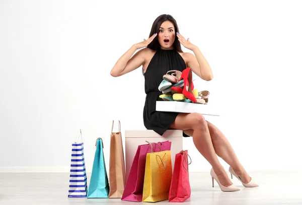 Hermosa joven con compras — Foto de Stock