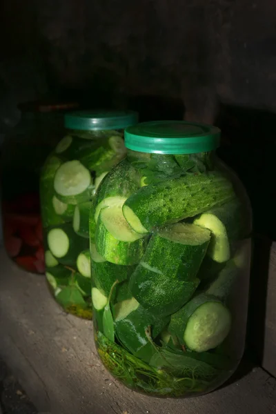 Huis bewaard komkommers in glazen potten — Stockfoto