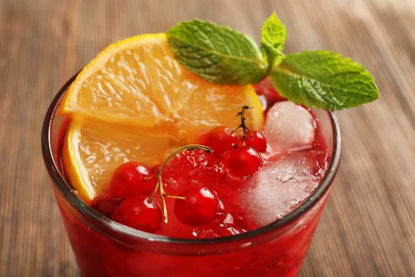 Ποτήρι κόκκινο κορινθιακή σταφίδα χυμό με λεμόνι και παγάκια — Φωτογραφία Αρχείου