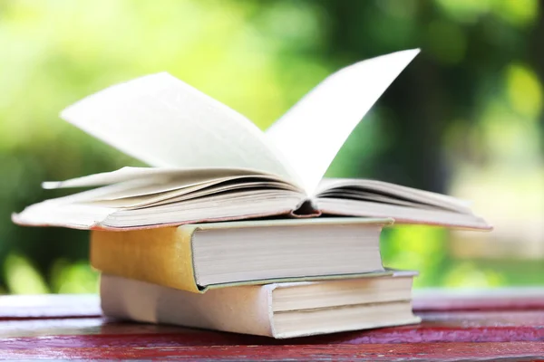 Bücherstapel im Freien — Stockfoto