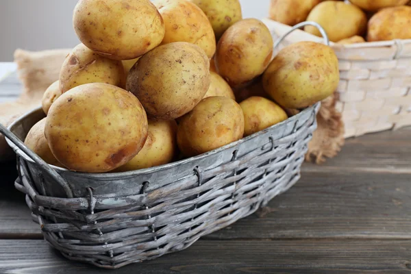 Nové brambory v proutěných koších — Stock fotografie