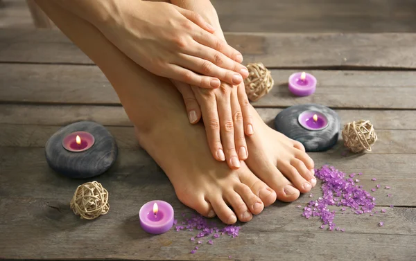 Vrouwelijke voeten op spa pedicure — Stockfoto