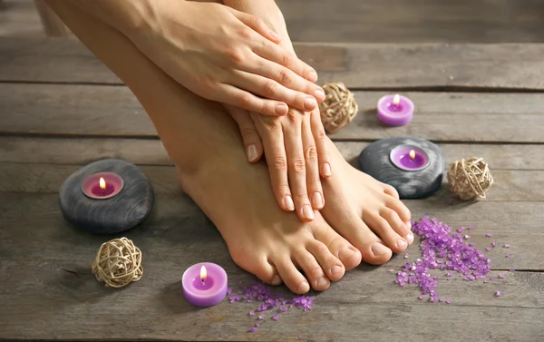 Pies femeninos en la pedicura spa — Foto de Stock