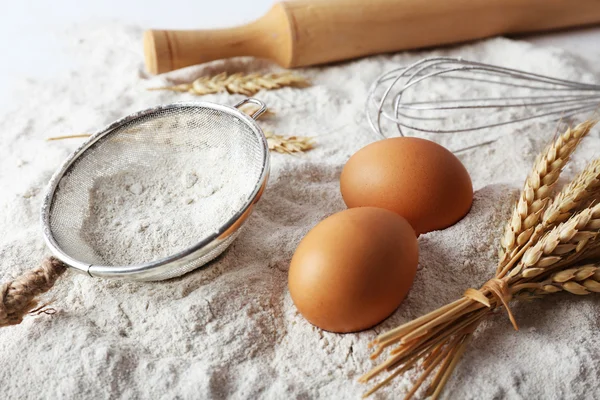 Pšenice a vejce na bílé mouky — Stock fotografie