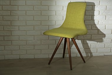 Tuğla duvar arka plan üzerinde modern sandalye