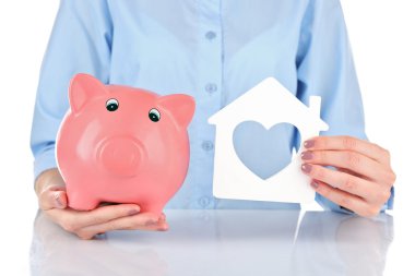 Kadın elleri domuz kumbarasını tutuyor