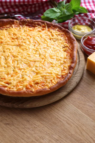 Sabrosa pizza de queso — Foto de Stock