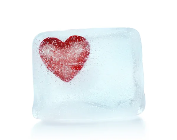 Красное сердце в кубике льда — стоковое фото