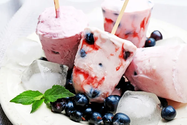 Sweet ice cream with black currants — Stock Photo, Image