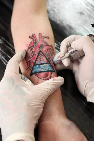 Tattoo artist at work, close-up — Stock Photo, Image