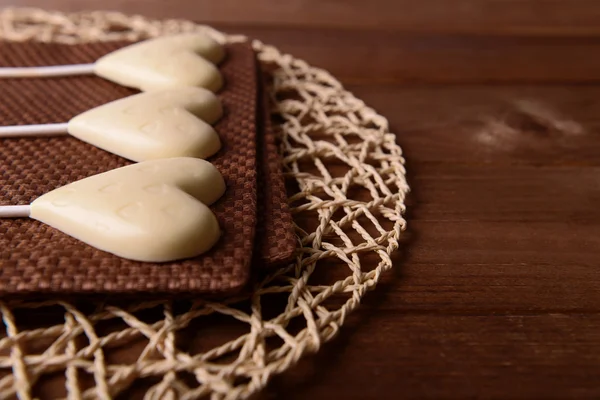 Ve tvaru srdce čokoládové bonbony — Stock fotografie