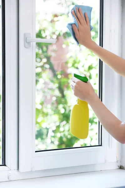 Vrouw wassen venster — Stockfoto