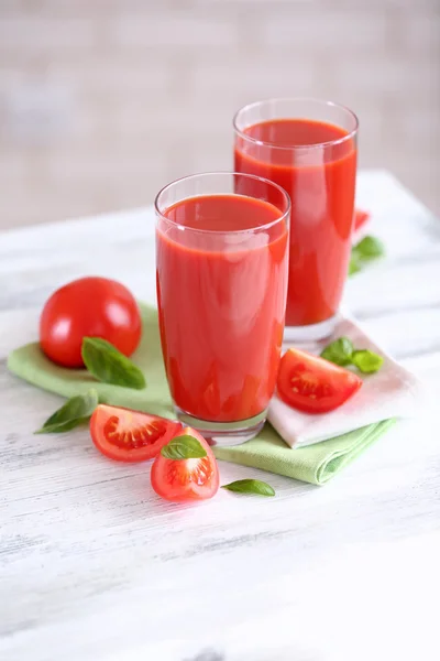 Zumo de tomate y tomates frescos — Foto de Stock