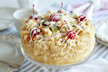 Tereyağı kek kiraz stand ile