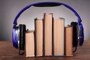 Kitap ve sesli kitaplar olarak kulaklıklar