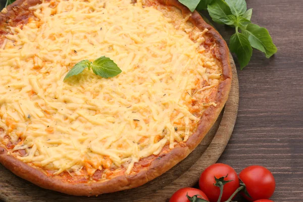 Kaas pizza met cherry tomaten — Stockfoto