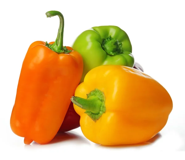 Groep van kleurrijke paprika geïsoleerd op wit — Stockfoto