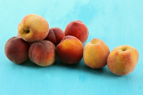 Süße reife Pfirsiche auf dem Tisch aus nächster Nähe — Stockfoto