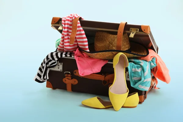 Packing suitcase for trip — Stock Photo, Image