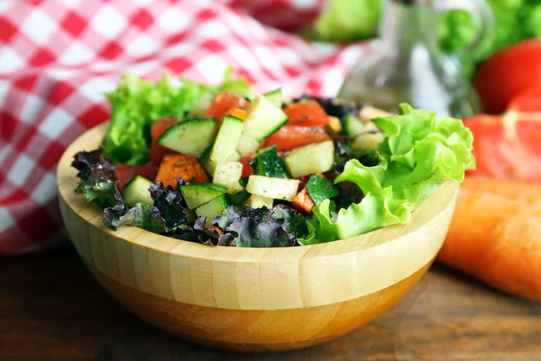 Wooden bowl of fresh vegetable salad — Stock Photo, Image