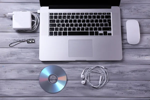 Local de trabalho com laptop e acessórios de computador — Fotografia de Stock