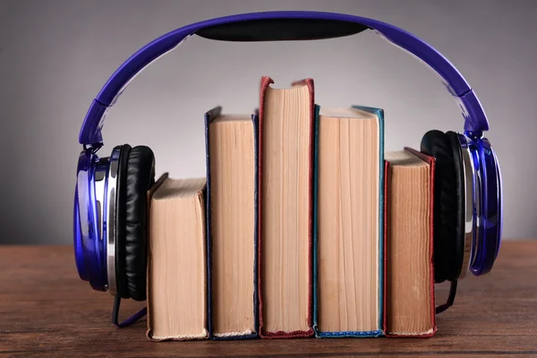 Kitap ve sesli kitaplar olarak kulaklıklar — Stok fotoğraf