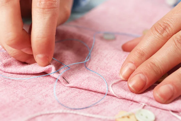 Hands of seamstress at work — Stock Photo, Image