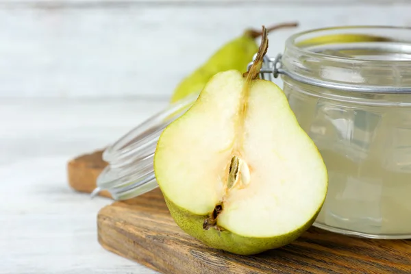 Päron juice med färsk frukt — Stockfoto