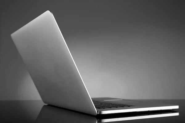 笔记本电脑上的灰色背景 — 图库照片